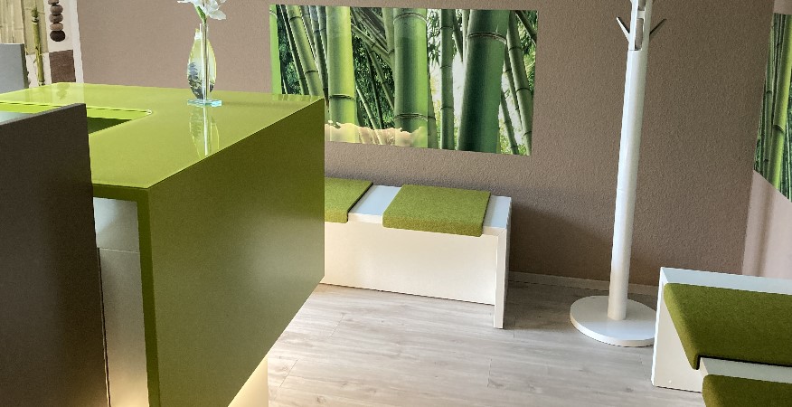 Empfang und Sitzbereich der Physiotherapiepraxis